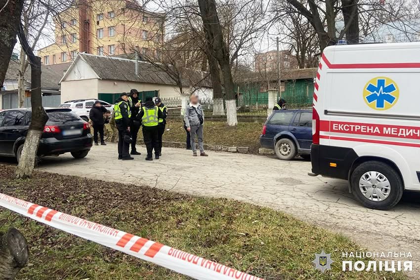 Пошкоджена будівля територіального центру комплектування у Кам'янці-Подільському після вибуху