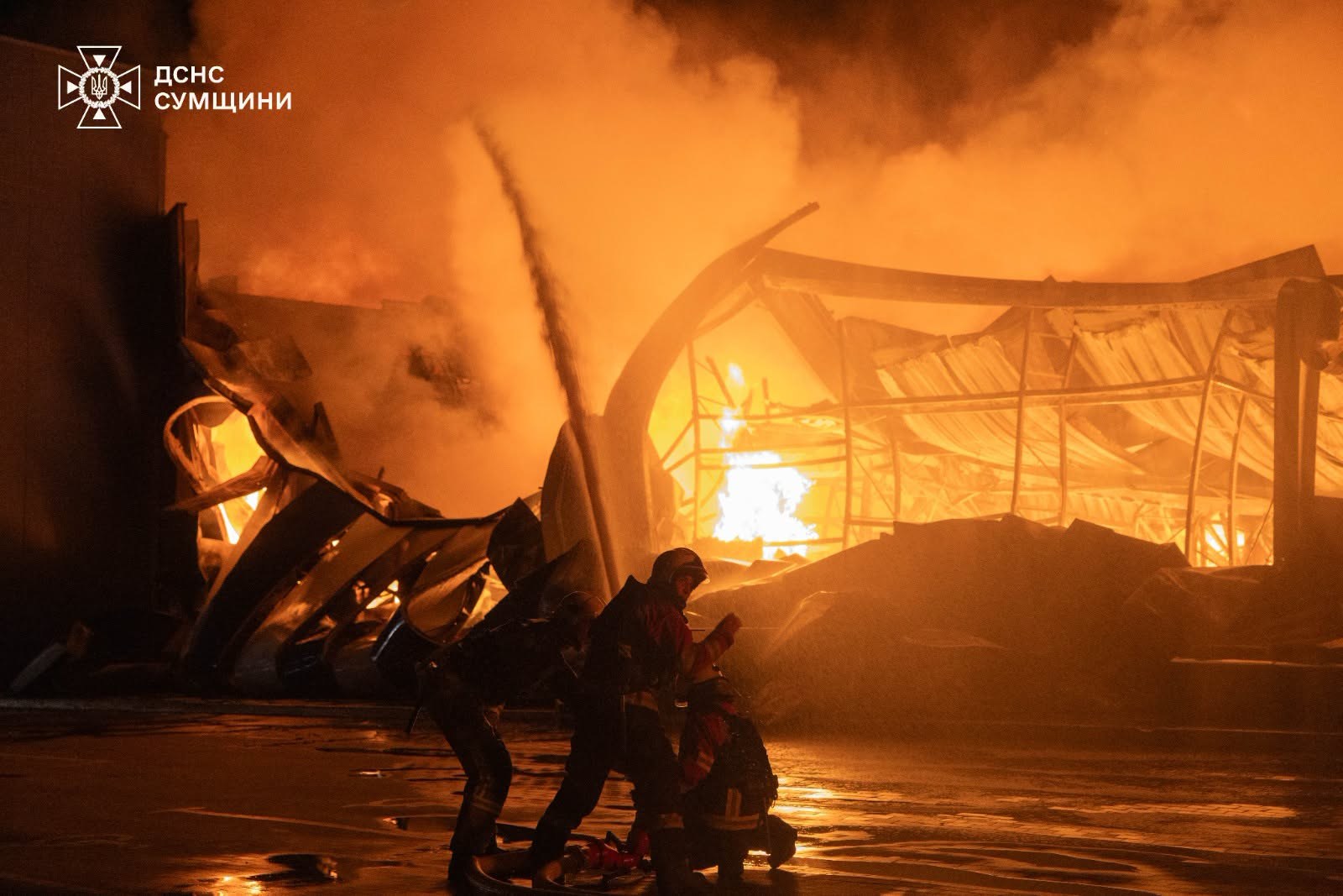 Наслідки російського удару в Сумах, де рятувальники ДСНС працювали під час повторних атак 21 липня 2026 року