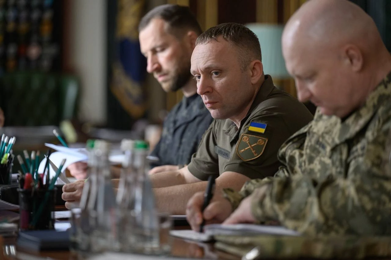 Учасники наради щодо дипстрайків, зокрема Михайло Драпатий і Євгеній Хмара (фото з соцмереж президента)