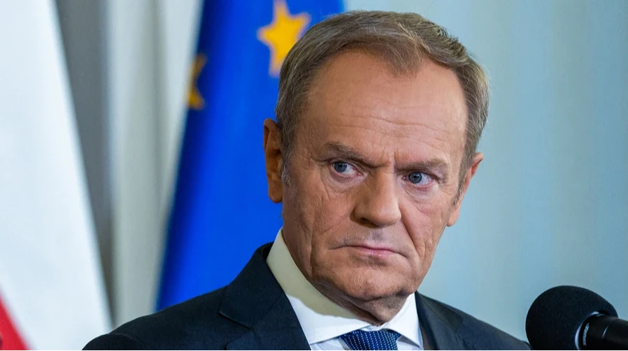 Прем'єр-міністр Польщі Дональд Туск під час пресконференції в Люблінському воєводстві на місці ймовірного падіння російської