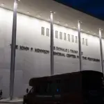 Фасад будівлі Центру виконавських мистецтв імені Джона Ф. Кеннеді у Вашингтоні