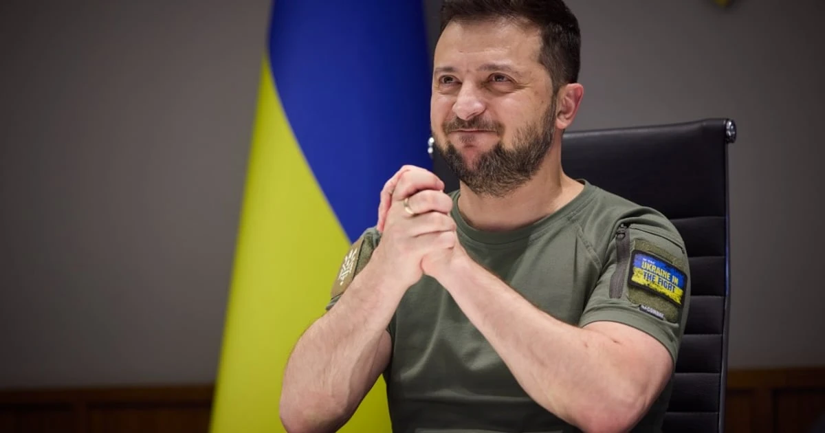Президент Володимир Зеленський вручає відзнаку «Вдячність Українського народу» прем'єр-міністру Великої Британії Енді