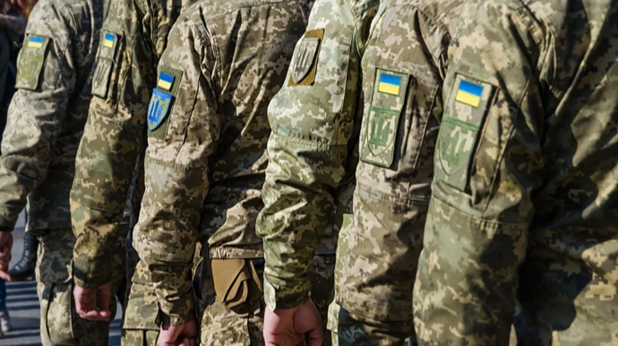 Військовослужбовець ЗСУ користується застосунком «Армія+» (ілюстративне фото)