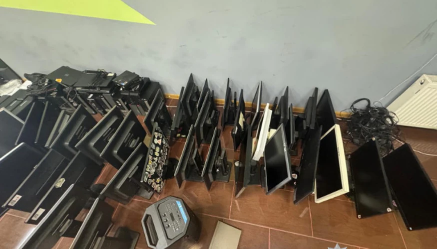 Вилучені комп'ютери, телефони, SIM-картки, банківські картки та готівка під час обшуку ліквідованого шахрайського кол-центру