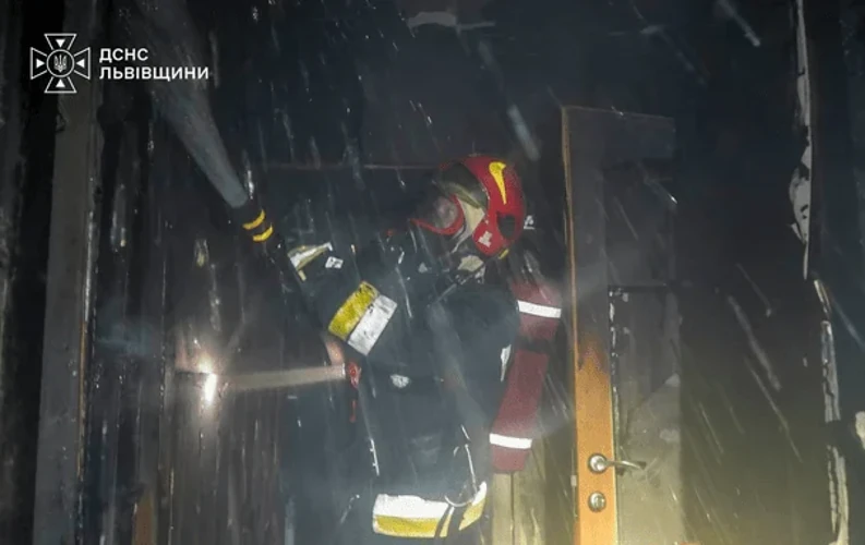 Рятувальники біля вікон багатоповерхівки у Львові під час гасіння пожежі після вибуху акумуляторної батареї