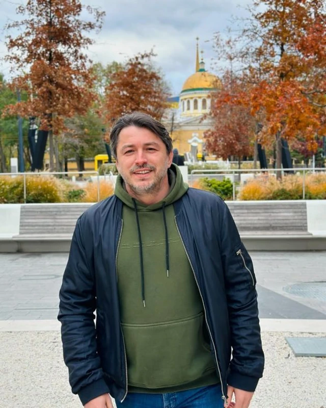 Сергій Притула разом із доньками Соломією та Стефанією на відкритті нового пластового року