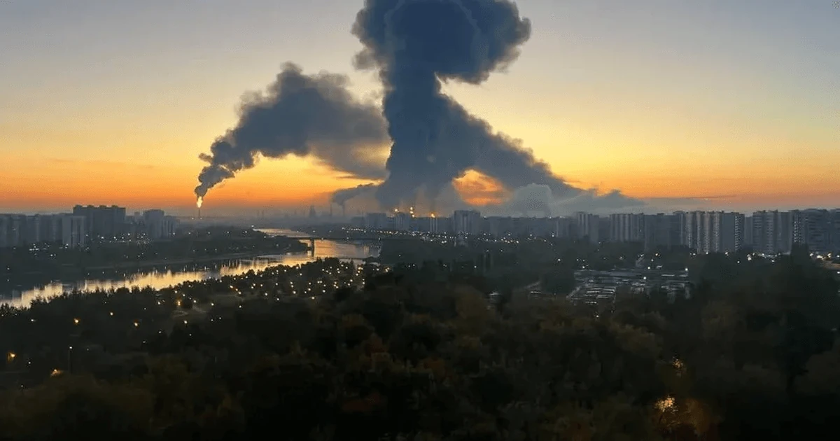 Дим над Московським НПЗ після пожежі внаслідок удару безпілотників