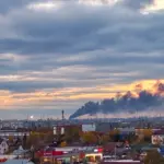 Пожежа та стовп диму на території Омського нафтопереробного заводу після удару безпілотників