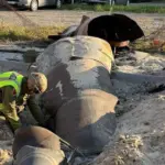 Нездетонована балістична ракета на місці виявлення серед житлових будинків у Дарницькому районі Києва; робота вибухотехніків